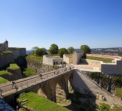 Scène 1 - court extérieur